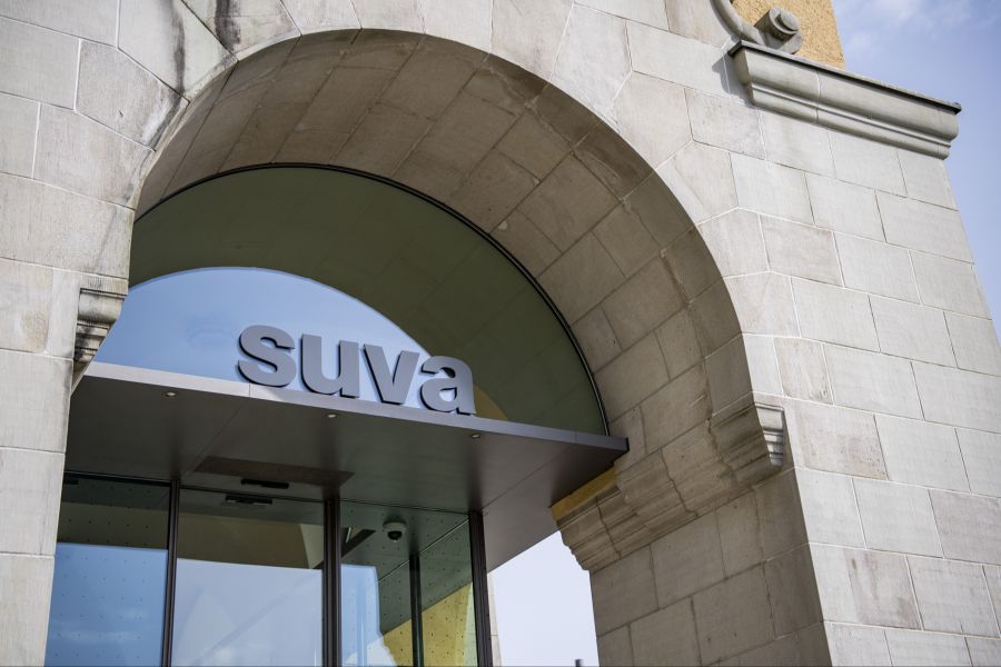 «Menschen fallen heute nach Schneesportunfällen deutlich länger aus als früher», so das Fazit der Suva. (Archivbild)