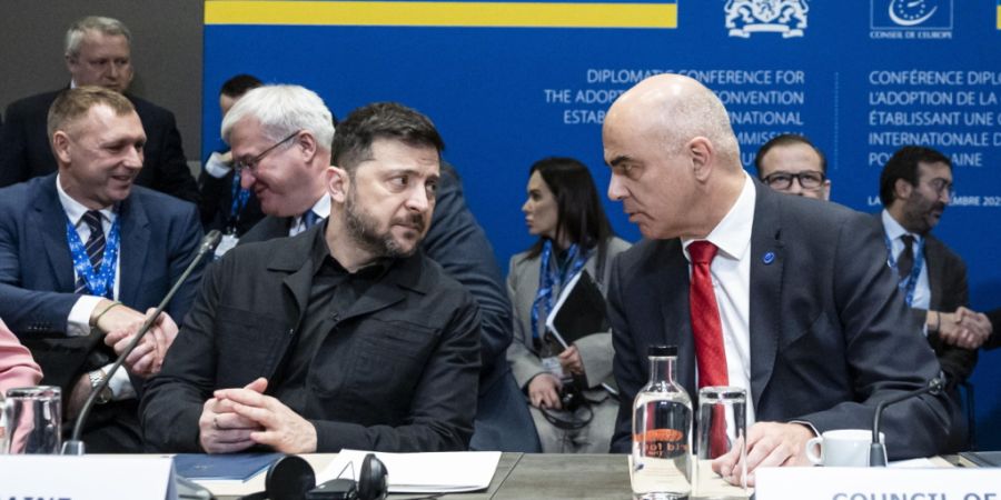 Der ukrainische Präsident Wolodymyr Selenskyj (links) und der Generalsekretär des Europarats Alain Berset (rechts) unterzeichneten vergangenen Juni ein Abkommen zur Errichtung eines S...