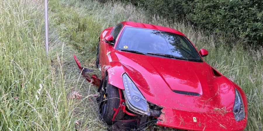 Ein Automobilist landete mit seinen Sportwagen abseits der Autobahn in Lenzburg.