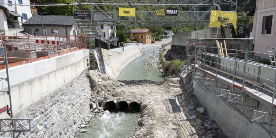 Blick auf die abgerissene Brücke über die Navizence in Chippis.