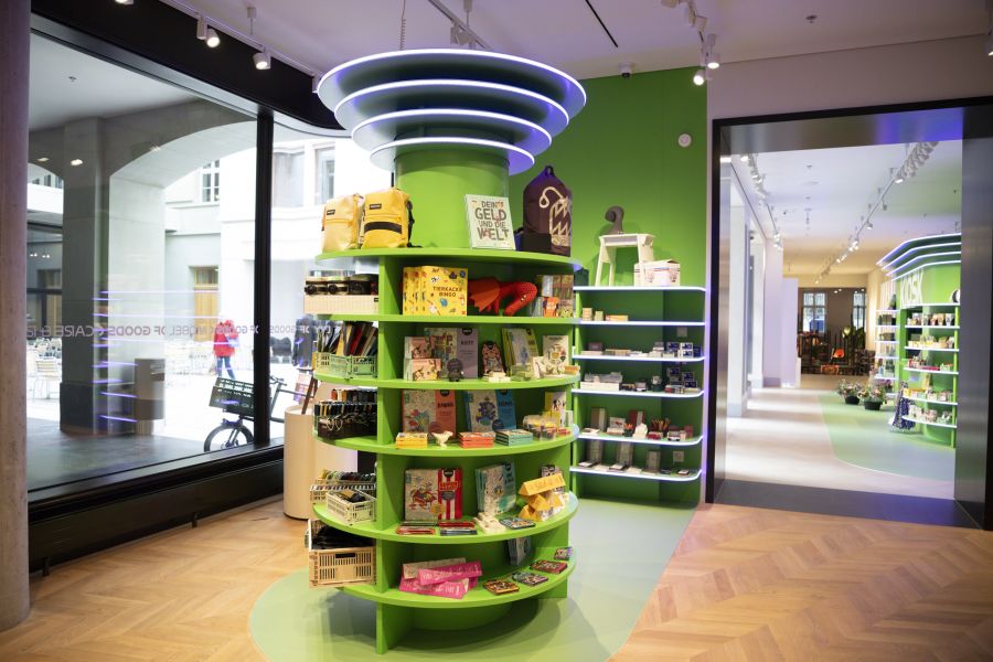 Selbst in der Kinderbücher-Abteilung scheint sich ein System hinter der Ästhetik zu verbergen.