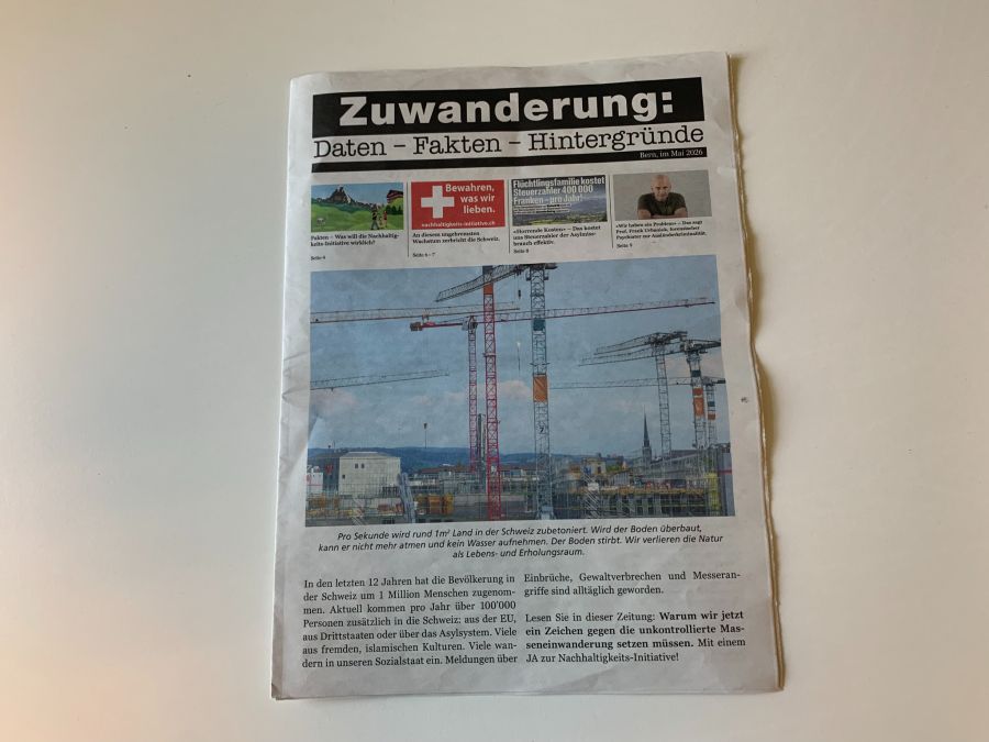 Die Abstimmungszeitung der SVP flattert zurzeit in die Schweizer Briefkästen.