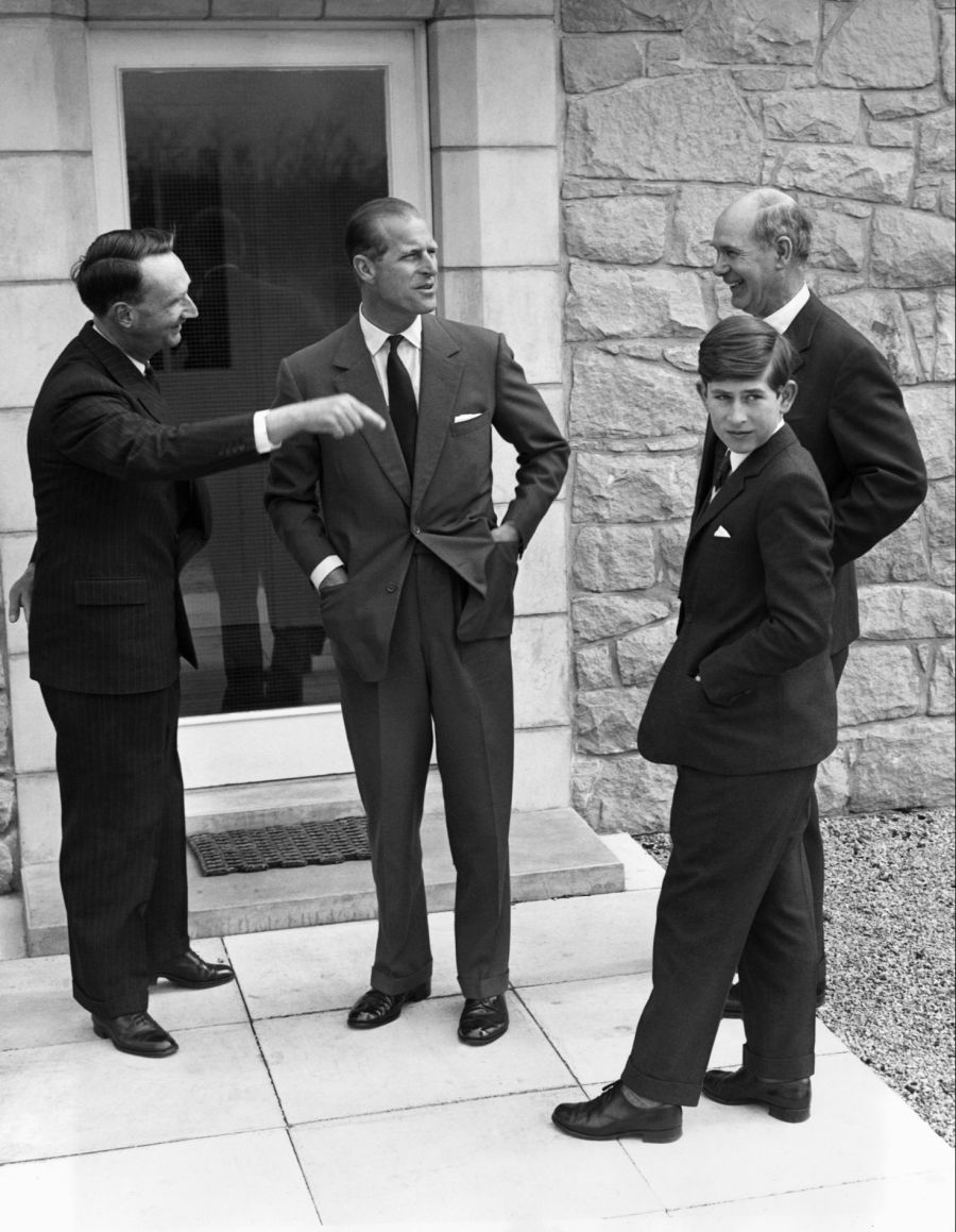 Später ging er auf ein Internat, wo strenge Regeln herrschten und er auch gemobbt wurde.