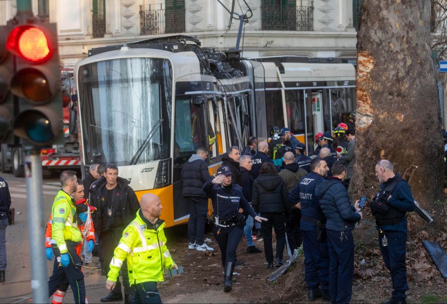 Das Fahrzeug entgleiste, zwei Menschen starben, über 50 wurden verletzt.