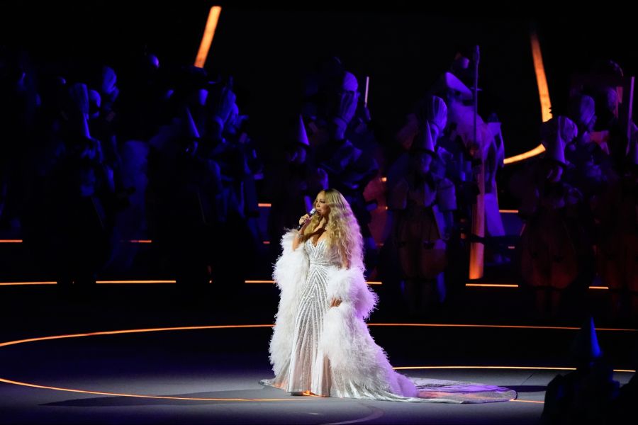 Während Carey auf der Bühne glänzte, reagierten viele Zuschauer online kritisch.