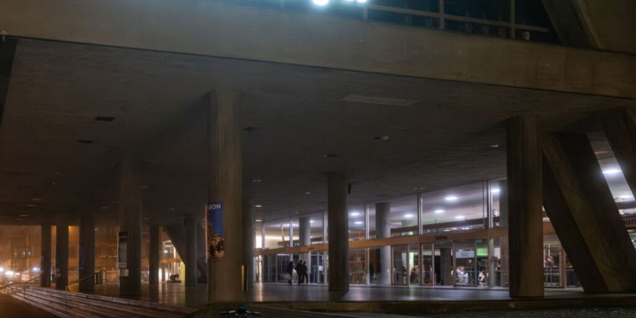 Hunderte fiebern am Samstag mit der Bielerin Léa Doffey mit. Sie steht im Finale der französischen Casting-Show «Star Academy»