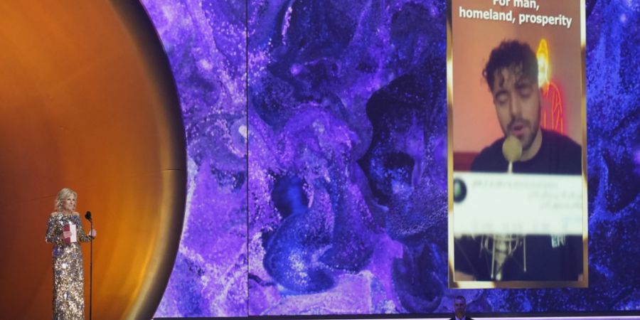 ARCHIV - Im Jahr 2023 nahm die damalige First Lady der USA, Jill Biden, bei der Verleihung der 65. Grammy Awards im Namen von Scherwin Hadschipur den Preis für den besten Song für soz...