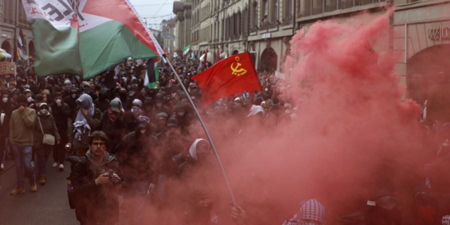 Im vergangenen Herbst eskalierte in Bern eine Pro-Palästina-Demo. Nun fordert das Parlament eine stärkere Strafverfolgung gegen Gewaltextremismus. (Archivbild)