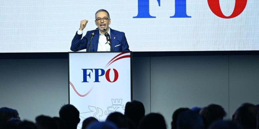 ARCHIV - Parteichef Herbert Kickl (FPÖ) redet beim Ordentlichen Bundesparteitag der FPÖ in Salzburg. Foto: Helmut Fohringer/APA/dpa