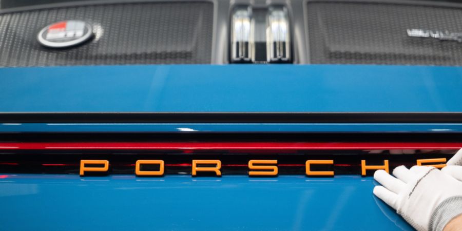 Der Sportwagenbauer Porsche hat im vergangenen Jahr deutlich weniger Autos verkauft. Vor allem in China schrumpfte die Nachfrage weiter.(Archivbild)