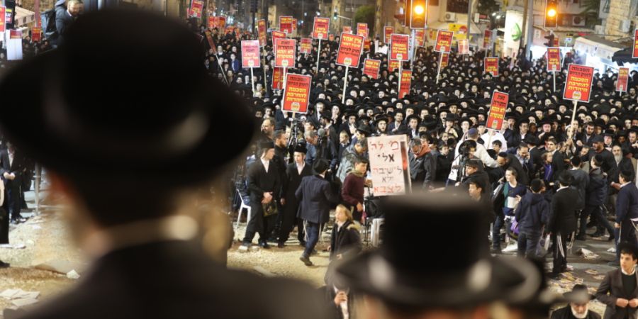 dpatopbilder - Ultraorthodoxe jüdische Männer protestieren vor einer Rekrutierungsstelle in Jerusalem gegen die Einberufung in die israelische Armee. Foto: Oren Ziv/dpa