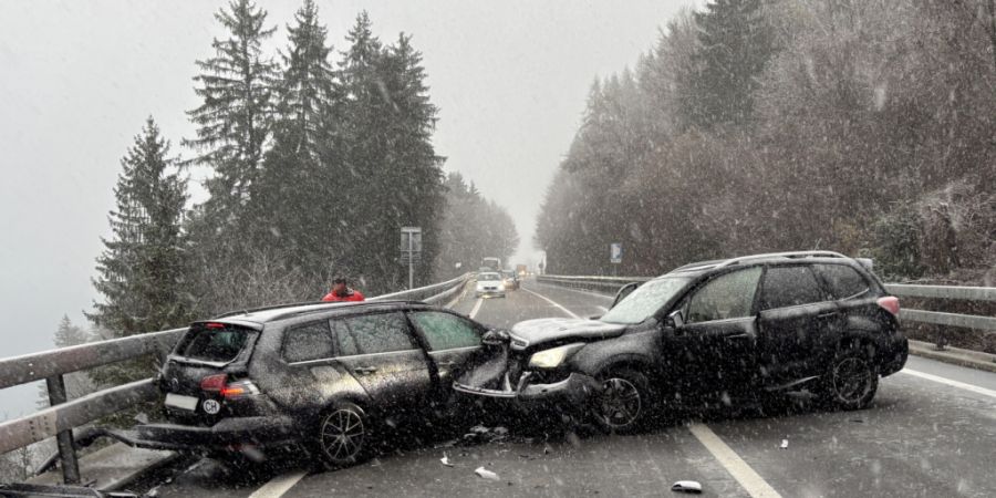 Bei der Kollision auf der A8 in Bönigen wurden fünf Personen verletzt.