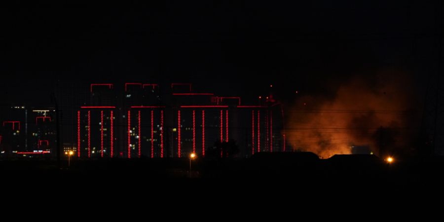 ARCHIV - Rauch und Flammen steigen in der Nähe des internationalen Flughafens von Erbil nach Explosionen auf, nachdem die Luftabwehrsysteme intensive Abfangoperationen durchgeführt ha...