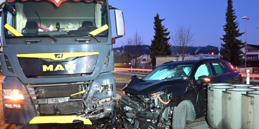 Im Morgenverkehr kollidierten am Mittwoch ein Lastwagen und ein Auto bei der Autobahneinfahrt in Sursee LU.