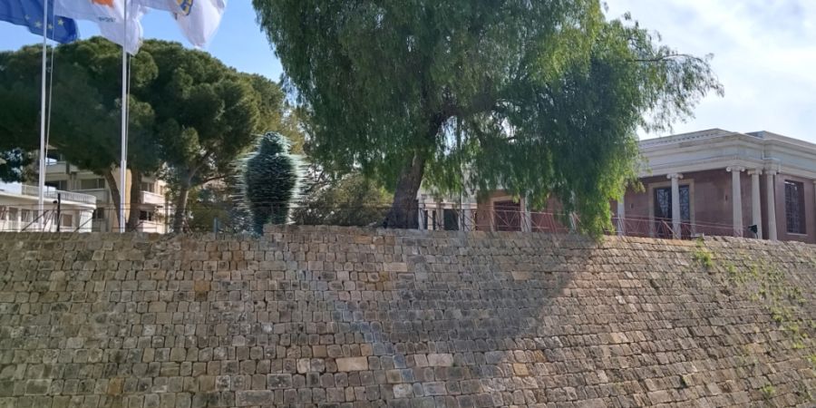 ARCHIV - Die Fahnen der EU, der Republik Zypern und der Hauptstadt Nikosia wehen am Rathaus von Nikosia (von links nach rechts). Foto: Takis Tsafos/dpa