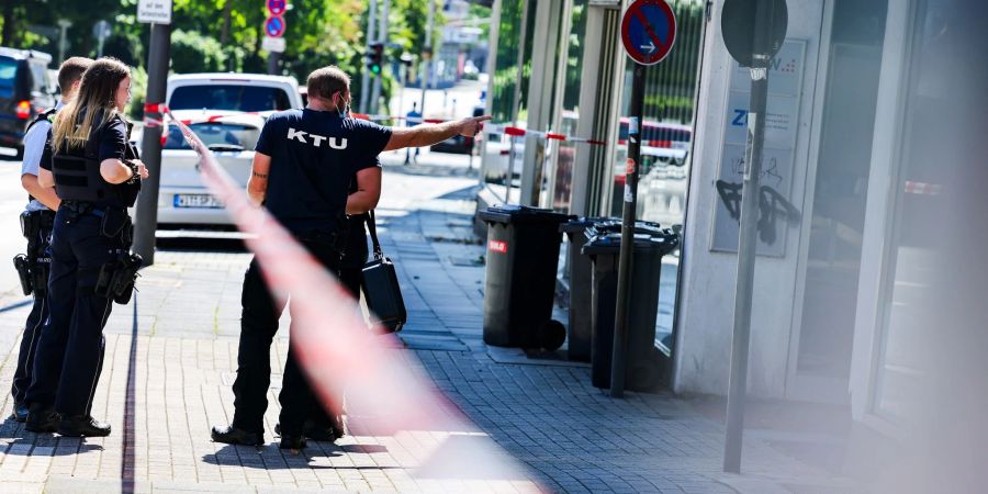 Polizisten suchen den Messerangreifer von Solingen.