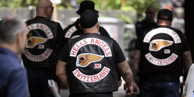 Das «Commando 81», dessen Mitglieder die Tat mutmasslich begangen haben, gelten als Unterstützer der Hells Angels. (Symbolbild) hells angels gehen auf strasse commando 81