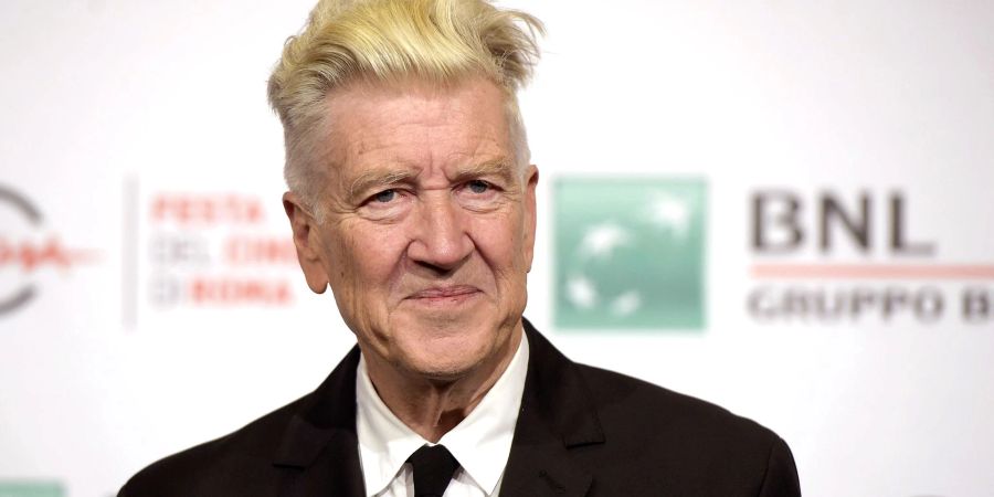 Starregisseur David Lynch kann wegen seiner schweren Lungenerkrankung kaum durch einen Raum gehen, wie er erzählt.