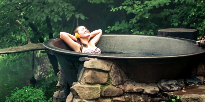 Frau draussen in der Badewanne