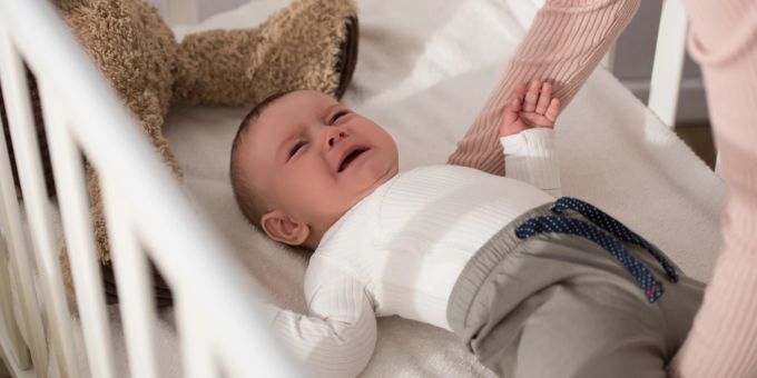 Die Forscher schliessen, dass komplexe Tonfolgen von Anfang an sprachrelevante Netzwerke aktivieren, die sich im Verlauf der ersten Lebensmonate stabilisieren und spezifischer reagieren. Weinendes Baby im Bettchen
