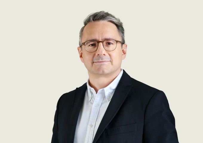 Lukas Good ist Studienleiter Pilotversuche Cannabis. Lukas Good im Anzug