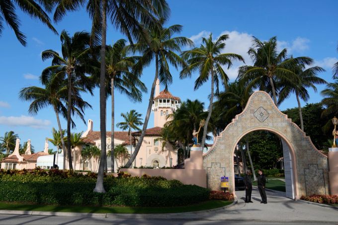 Trump ist nach dem mutmasslich versuchten Anschlag in sein Anwesen Mar-a-Lago zurückgekehrt. (Archivbild) Rebecca Blackwell/AP Gefahr auf Golfplatz: Mögliches Attentat auf Trump vereitelt