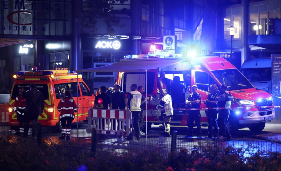 Bis spät in den Abend kämpften die Rettungskräfte beim Stadtfest Solingen um das Leben der acht verletzten Menschen. Fünf erlitten schwere Verletzungen.