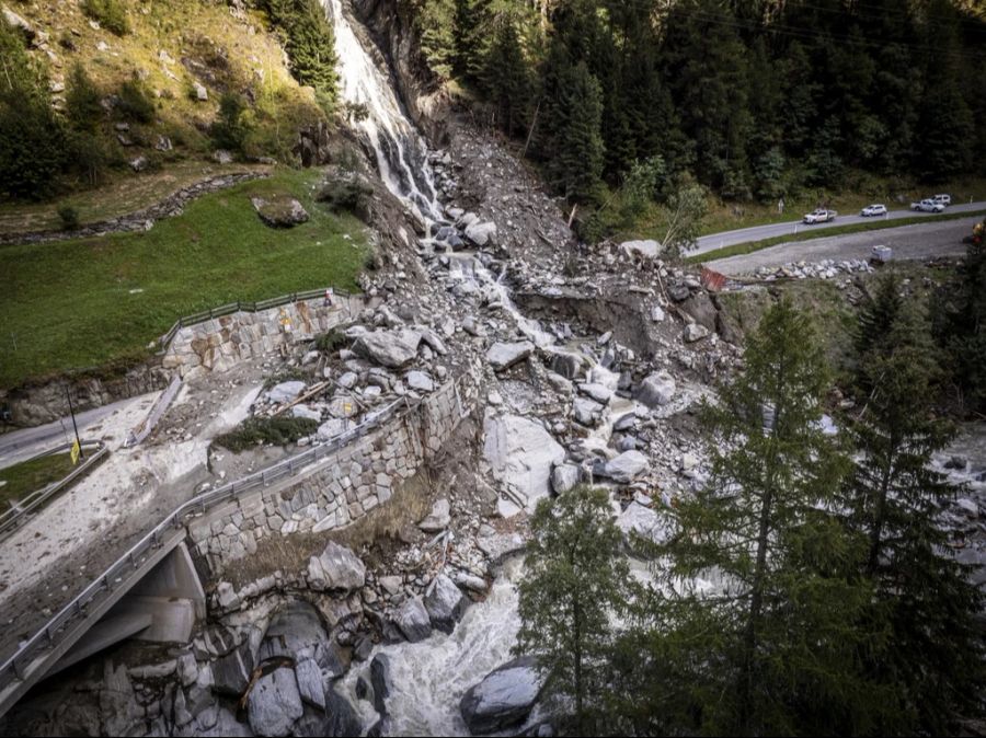 Das Bild zeigt die zerstörte Kantonsstrasse im Saastal.