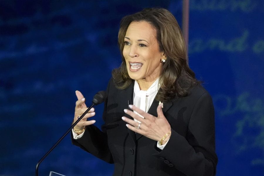 Weil Biden seine erneute Kandidatur aus Altersgründen zurückzog, trat Trump 2024 gegen Kamala Harris an. Wieder eine Frau – und wieder siegt Trump.