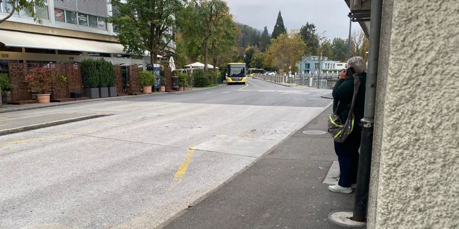 Rechts sitzen die zwei Typen auf der Mauer, links wartet die junge Frau. Dann eilt einer von ihnen quer über die Strasse, um zu ihr zu gelangen.