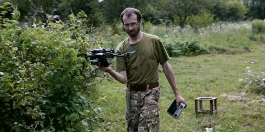 In der ukrainischen Fremdenlegion steuert er Drohnen über das Schlachtfeld und lässt selbstgebaute Bomben auf russische Einheiten fallen.