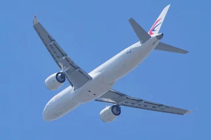Ein Comac C919, Chinas erster eigener Passagier-Jet, auf seinem ersten kommerziellen Flug vom Shanghai Hongqiao International Airport am 28. Mai 2023. Comac C919