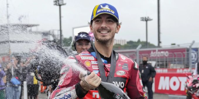Francesco Bagnaia lässt sich in Japan feiern. MotoGP Bagnaia