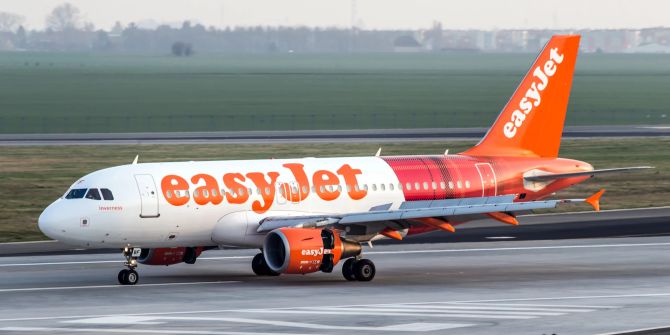 Easyjet Flugzeug auf dem Rollfeld