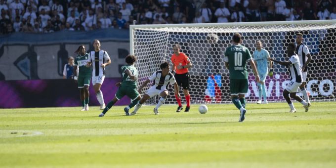 Cheveyo Tsawa (Mitte) vom FC Zürich muss eine Zwangspause einlegen. FC Zürich