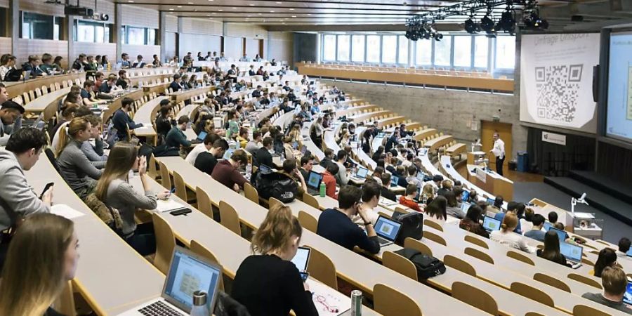 Die vom Bundesrat geplante Reduktion der Bundesbeiträge an Unis und Fachhochschulen könnte eine Erhöhung der Studiengebühren zur Folge haben. (Symbolbild)