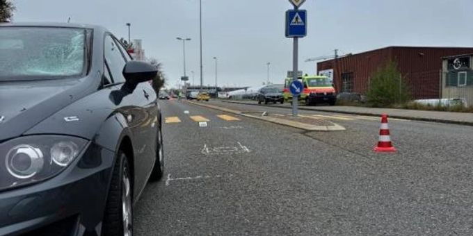 Volketswil ZH: Passantin wird bei Kollision mit Auto verletzt. Volketswil ZH