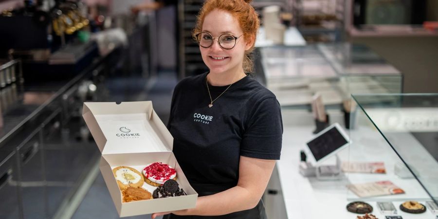 Eine Box mit frisch gebackenen und belegten Cookies präsentiert Mitgründerin Julia Boes.