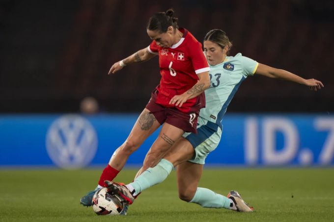 Torschützin Géraldine Reuteler im Zweikampf um den Ball. Géraldine Reuteler