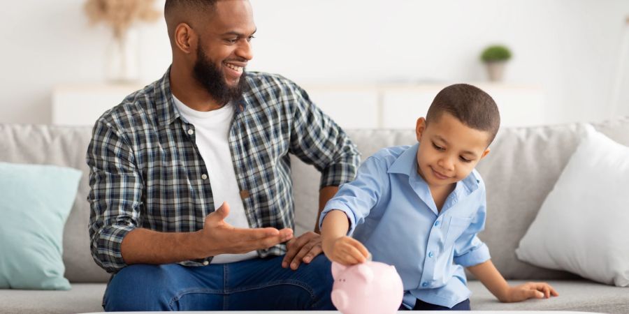 Vater und Sohn mit Sparschwein