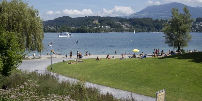 Im Luzerner Freibad Uffschötti trugen sich am Wochenende bizarre Szenen zu. uffschötti freibad luzern frau gefesselt