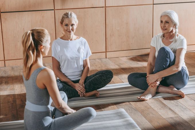 Yoga hilft, das Risiko für das Auftreten von Schlafstörungen oder Reizbarkeit zu reduzieren. Symbolbild