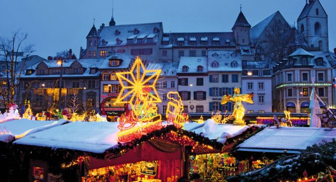 In der ganzen Schweiz gibt es wunderschöne Weihnachtsmärkte zu besuchen, zum Beispiel hier in Basel auf dem Barfüsserplatz. Weihnachtsmarkt