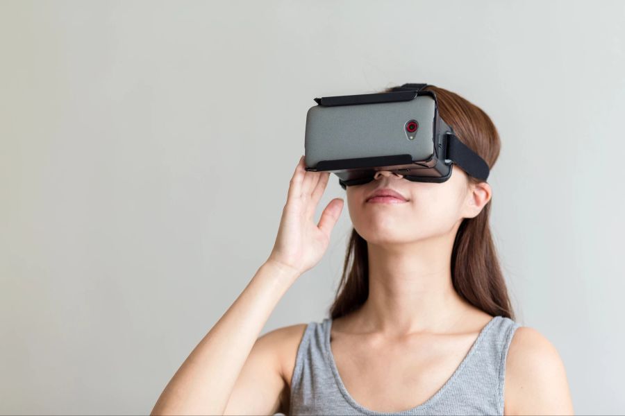 Frau mit VR-Brille