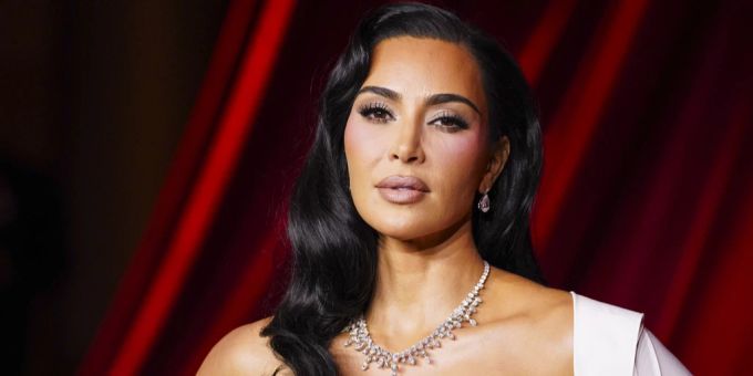 Kim Kardashian kriegt für ihre sexy Fotos mit einem Kreuz-Ketteli aufs Dach. Kim Kardashian
