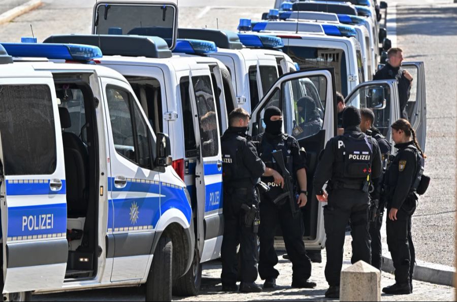 Die Polizei errichtete auch Strassensperren.