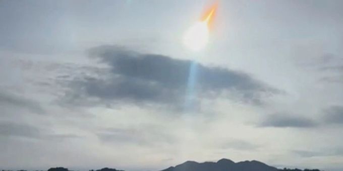 Lichtspektakel - Asteroid verglüht als Feuerball über den Philippinen