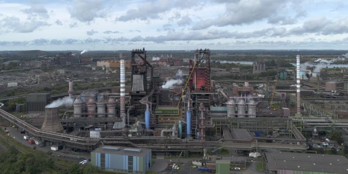 Die Hochöfen von thyssenkrupp sind in Duisburg in Betrieb, da der Stahlhersteller ehrgeizige Pläne hat, grünen Stahl mit Wasserstoff anstelle von Kohle zu produzieren, was von der deutschen Regierung mit Milliarden Euro subventioniert wird, Dienstag, 8. Oktober 2024. ( Fabrikanlage von Thyssenkrupp