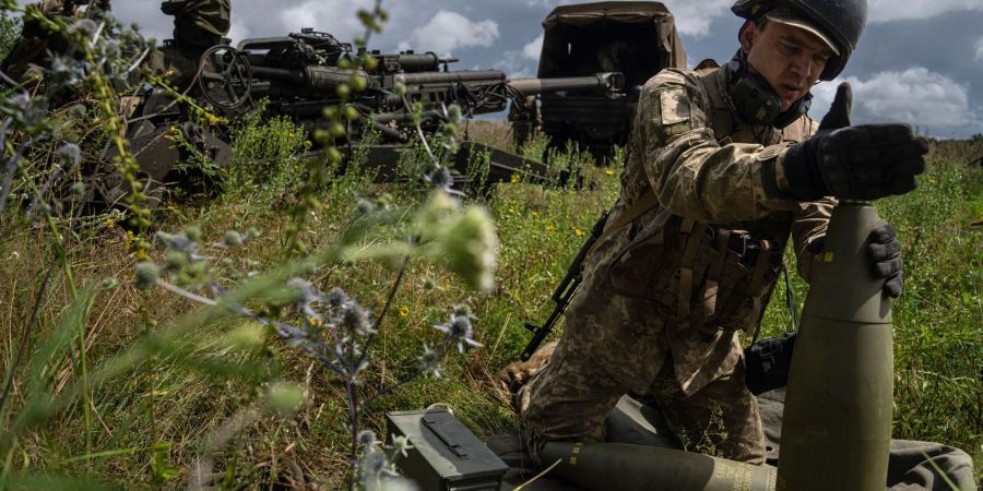 Eine von den USA gelieferte Haubitze im Einsatz in der Ukraine. Die USA sind der wichtigste Waffenlieferant des von Russland angegriffenen Landes. (Archivbild)