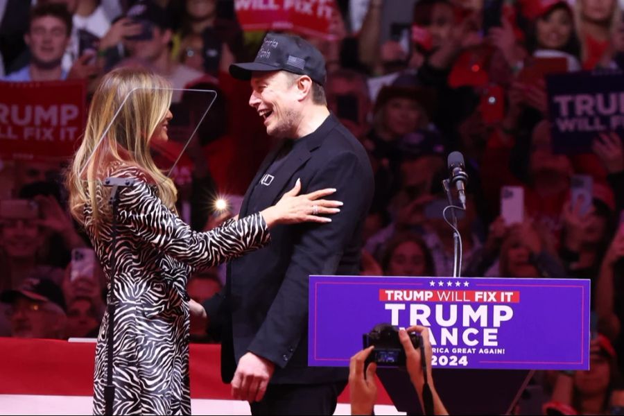 119 Millionen Dollar hat Elon Musk in Trumps Wahlkampf gesteckt. Hier lacht er zusammen mit Trump-Gattin Melania.